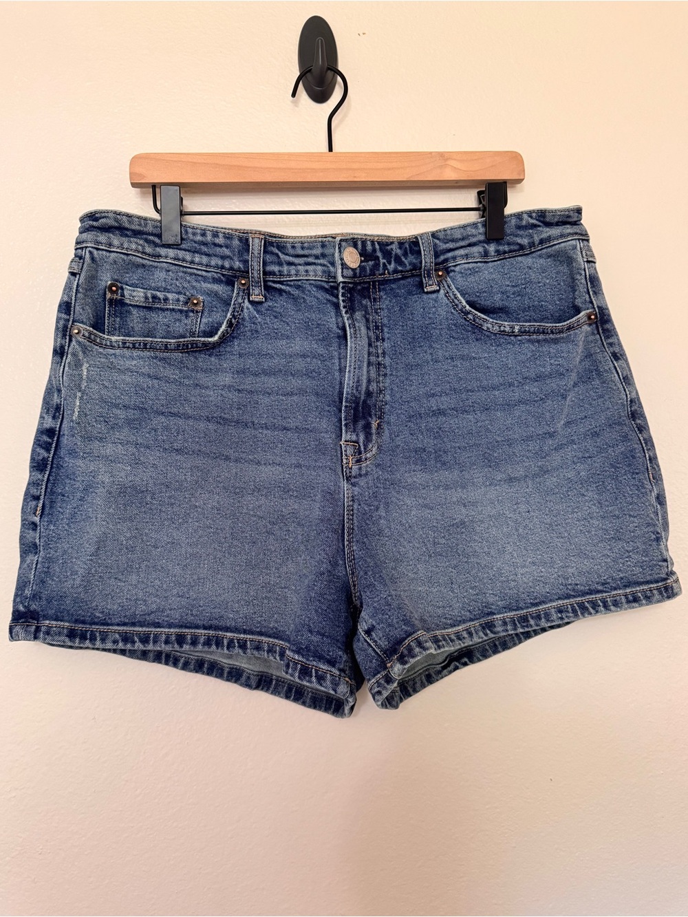 Torrid High Rise Relaxed Denim Shorts Women’s 16 Medium Wash 3.5” Stretch